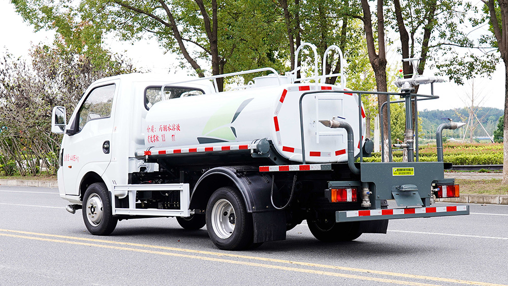 东风华神纯电动洒水车