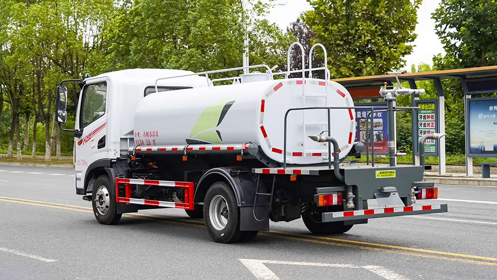 东风华神纯电动洒水车