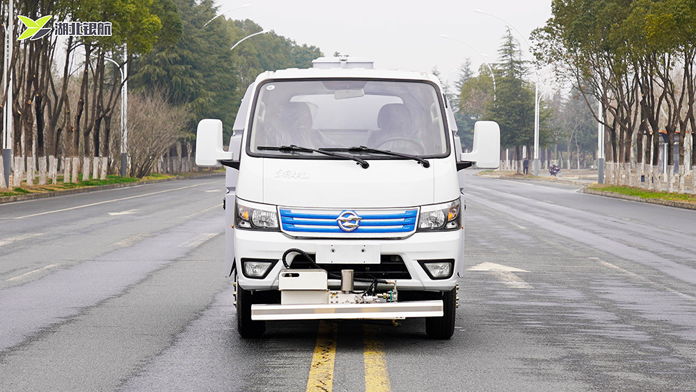 东风华神纯电动路面冲洗车