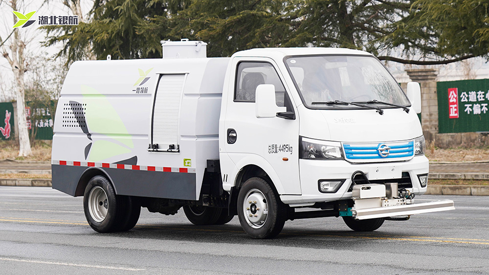 东风华神纯电动路面冲洗车