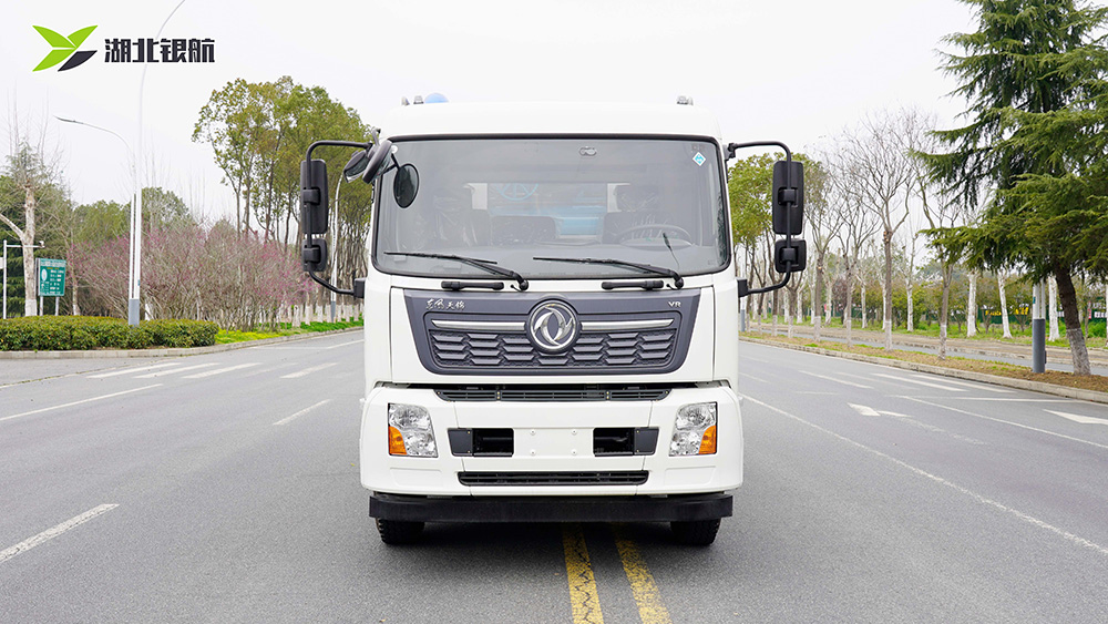 东风天锦负压吸尘车