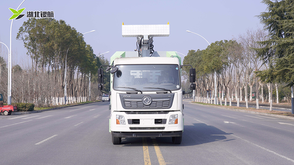 东风天锦立面清洗车